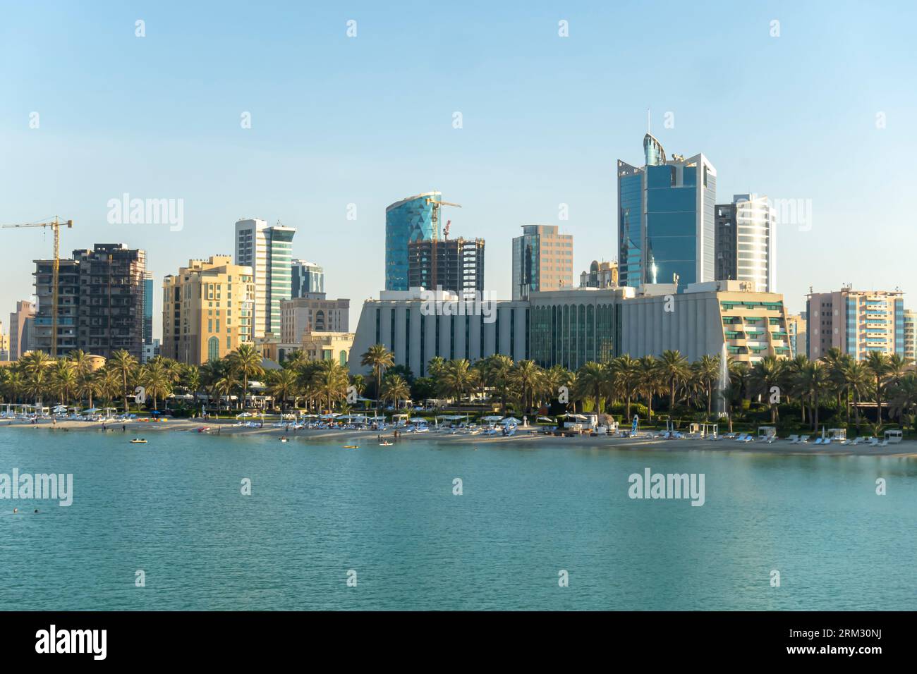 Ritz Carlton Bahrain Hotel und die umliegenden Gebäude, Blick von Bahrain Seef Bay Stockfoto