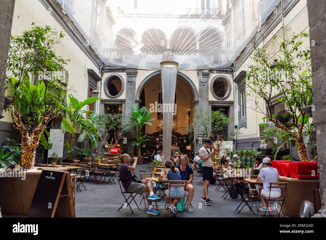 Naples,Italy, Ein Café-Restaurant im Innenhof des Palazzo Fondi, das ein Ausstellungsraum in Neapel ist. Stockfoto