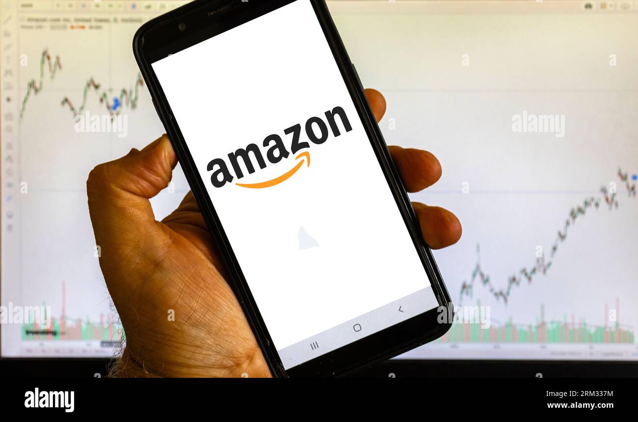 Sao Paulo, Brasilien, 25. august 2023. Das Amazon-Logo wird in Brasilien auf einem Smartphone über dem Hintergrund der Aktienkurse angezeigt Stockfoto