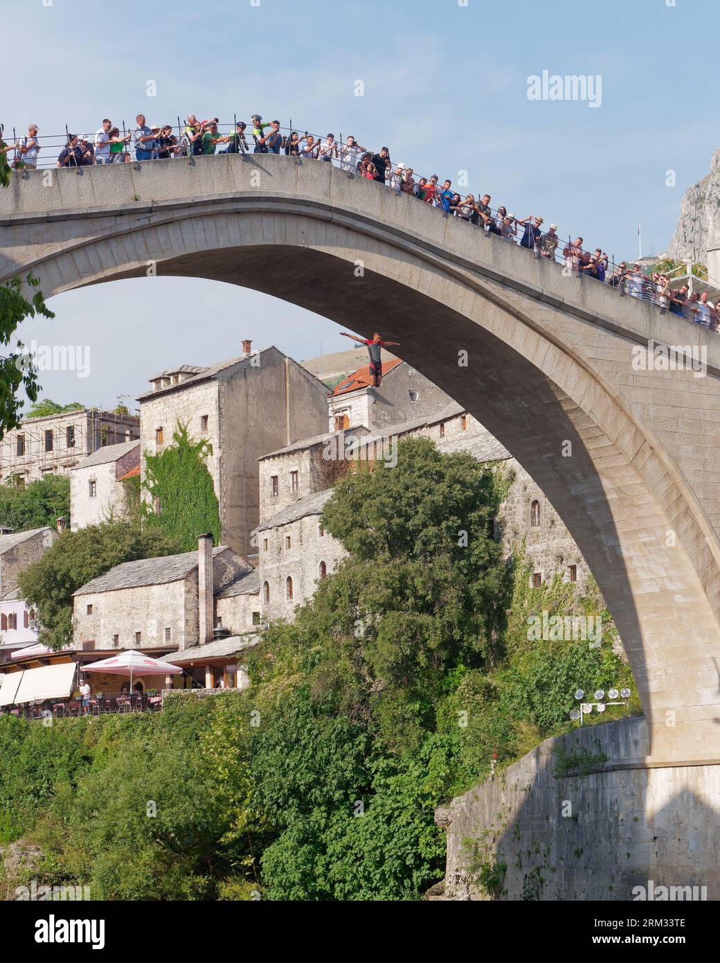 Jemand springt von Stari Most (Alte Brücke) Dies ist ein Ritus der Durchfahrt in Mostar, Bosnien und Herzegowina, 26. August 2023. Stockfoto