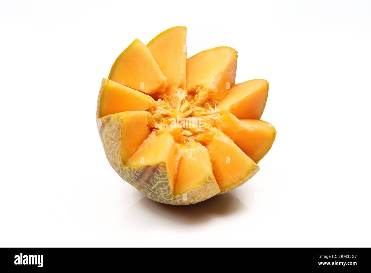 Die Hälfte der lustigen Melone der Kantaloupe ist auf weißem Hintergrund isoliert Stockfoto