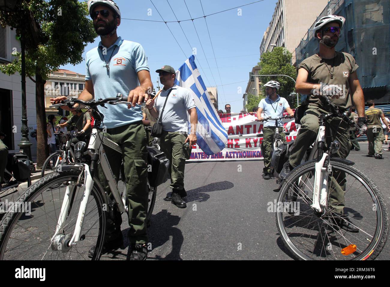 Bildnummer: 60058590 Datum: 08.07.2013 Copyright: imago/Xinhua (130708) -- ATHEN, 8. Juli 2013 (Xinhua) -- Demonstranten besuchen eine Demonstration in Athen, 8. Juli 2013. Die Verbände von Beamten und kommunalen Arbeitern organisierten einen Streik und eine Demonstration gegen die Pläne der griechischen Regierung zur Arbeitskräftemobilität und 15.000 Entlassungen im öffentlichen Sektor und in Kommunen.(Xinhua/Marios Lolos) (dzl) GRIECHENLAND-ATHEN-DEMONSTRATION PUBLICATIONxNOTxINxCHN Politik Streik Demo Protest Premiumd x0x xsk 2013 quer Premiumd 60058590 Datum 08 07 2013 Copyright Imago XINHUA Athen 8. Juli 2013 XINHUA Stockfoto