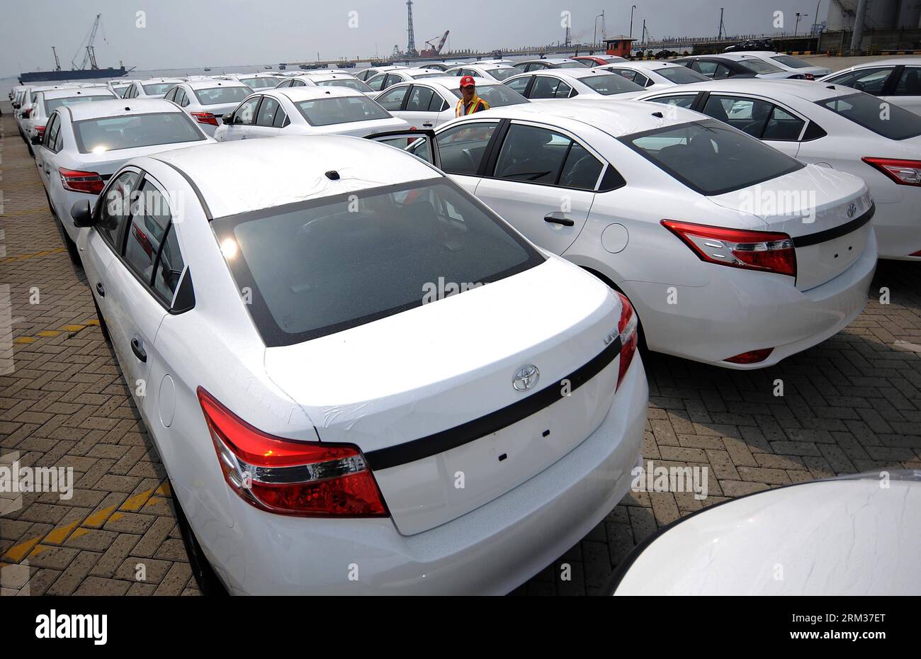 Bildnummer: 60078910 Datum: 09.07.2013 Copyright: imago/Xinhua (130709) -- JAKARTA, 9. Juli 2013 (Xinhua) -- Eine Person läuft an Fahrzeugen vorbei, die am Tanjung Priok Car Terminal am Tanjung Priok Hafen in Jakarta, Indonesien, 9. Juli 2013 stehen. Die Neuwagenverkäufe in Indonesien stiegen im Juni um knapp 2 Prozent auf 103.520 Einheiten, von 101.746 Einheiten im Jahr zuvor, laut Daten des Branchenverbands Gaikindo. (Xinhua/Zulkarnain) (bxq) INDONESIA-JAKARTA-TANJUNG PRIOK CAR TERMINAL PUBLICATIONxNOTxINxCHN Wirtschaft Automobilindustrie Auto Wagen Fahrzeug Ausfuhr Stockfoto