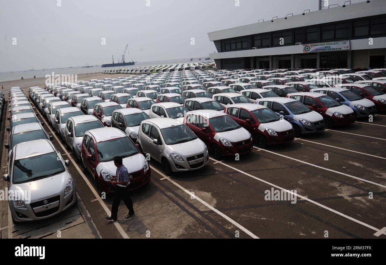 Bildnummer: 60078911 Datum: 09.07.2013 Copyright: imago/Xinhua (130709) -- JAKARTA, 9. Juli 2013 (Xinhua) -- Eine Person läuft an Fahrzeugen vorbei, die am Tanjung Priok Car Terminal am Tanjung Priok Hafen in Jakarta, Indonesien, 9. Juli 2013 stehen. Die Neuwagenverkäufe in Indonesien stiegen im Juni um knapp 2 Prozent auf 103.520 Einheiten, von 101.746 Einheiten im Jahr zuvor, laut Daten des Branchenverbands Gaikindo. (Xinhua/Zulkarnain) (bxq) INDONESIA-JAKARTA-TANJUNG PRIOK CAR TERMINAL PUBLICATIONxNOTxINxCHN Wirtschaft Automobilindustrie Auto Wagen Fahrzeug Ausfuhr Stockfoto