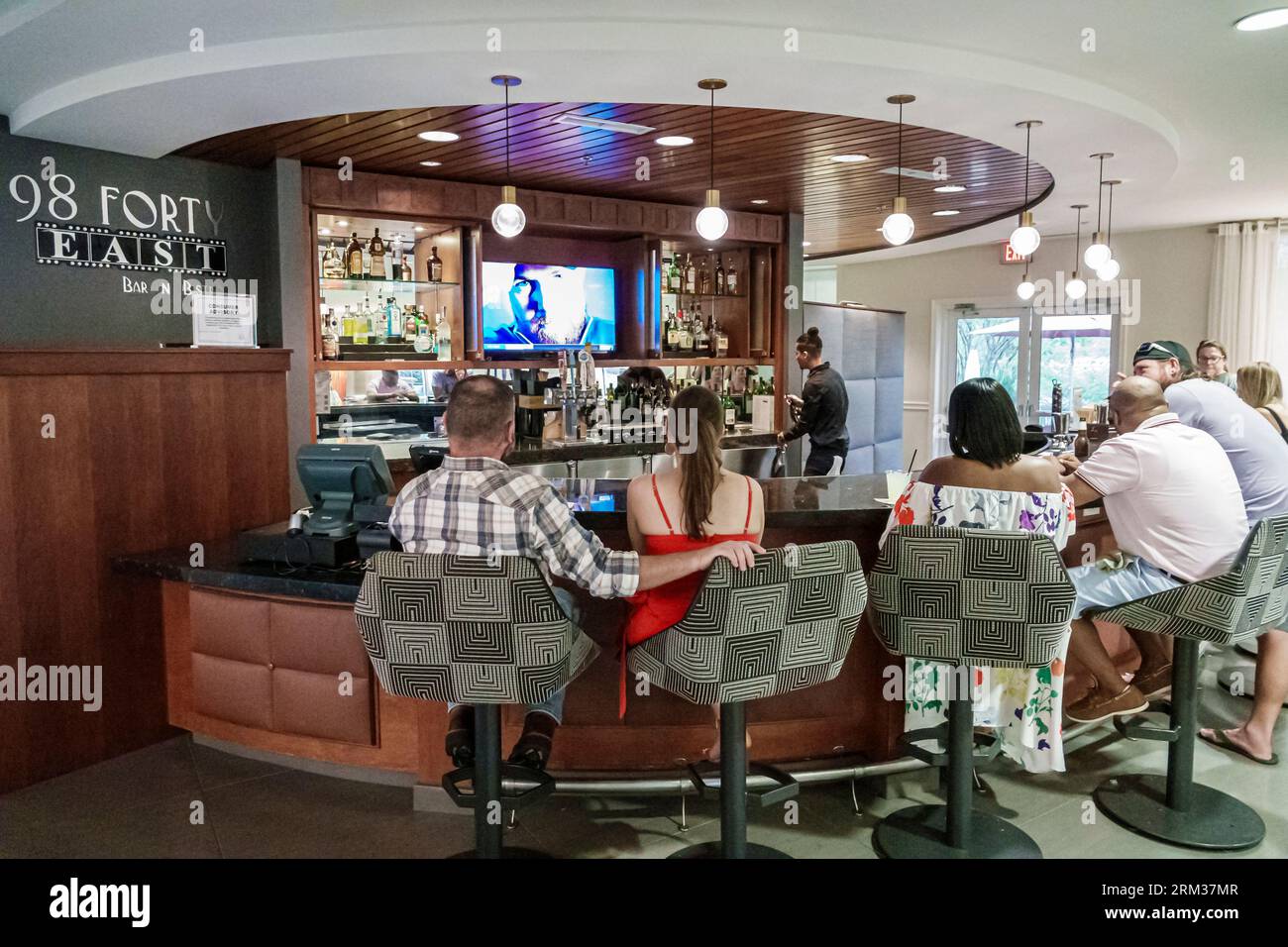 Jacksonville Florida, Tapestry Park, Hotel Indigo Jacksonville-Deerwood Park, Bar Pub Lounge Drehstühle, Barkeeper Gäste Gäste, Mann Männer, Frau Stockfoto