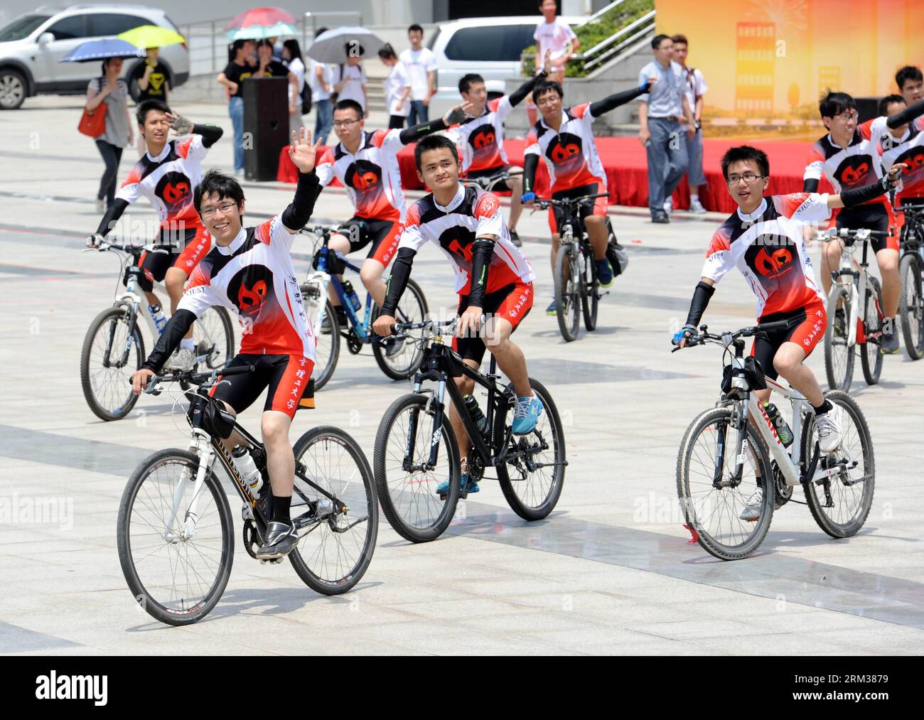 Bildnummer: 60099236 Datum: 10.07.2013 Copyright: imago/Xinhua (130710) -- Nanjing, 10. Juli 2013 (Xinhua) -- Radfahrer winken vor ihrer Expedition in Nanjing, der Hauptstadt der ostchinesischen Provinz Jiangsu, am 10. Juli 2013 zu Lehrern und Schulkameraden. Anlässlich des 60. Jahrestages der Gründung der Nanjing University of Science and Technology (NUST) wurden 15 Studenten ausgewählt, um an einer Radtour von Nanjing nach Harbin teilzunehmen, wo sich der alte Campus befand. Die Wurzeln der NUST gehen auf das Jahr 1952 zurück, als ein Institut für Militärtechnik der PLA gegründet wurde. Stockfoto