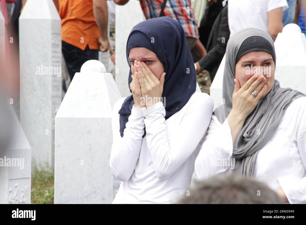 Bildnummer: 60113383 Datum: 11.07.2013 Copyright: imago/Xinhua (130711) -- SREBRENICA, Juli 2013 -- Trauer um ihre Verwandten, die während des Massakers von Sreberenica in Srebrenica, Bosnien und Herzegowina, am 11. Juli 2013 getötet wurden. Tausende von Menschen in Bosnien und Herzegowina versammelten sich am Donnerstag im Potocari Memorial Center in der Nähe von Srebrenica, um um für die Opfer des Massakers von Srebrenica 1995 zu trauern. Insgesamt 409 neu identifizierte Opfer wurden am 18. Jahrestag des Massakers in der Mitte begraben, was die Anzahl der Grabsteine auf über 6000 erhöht. (Xinhua/Haris Memija) BIH-SREBRENICA-MASSAKER-MEMORIAL PUBLICATI Stockfoto