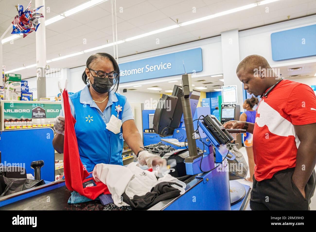 Augusta Georgia, Walmart Supercenter Supercenter, Discount Kaufhaus, Checkout Warteschlange Kunden auschecken zahlend kaufen, Black African, ethni Stockfoto