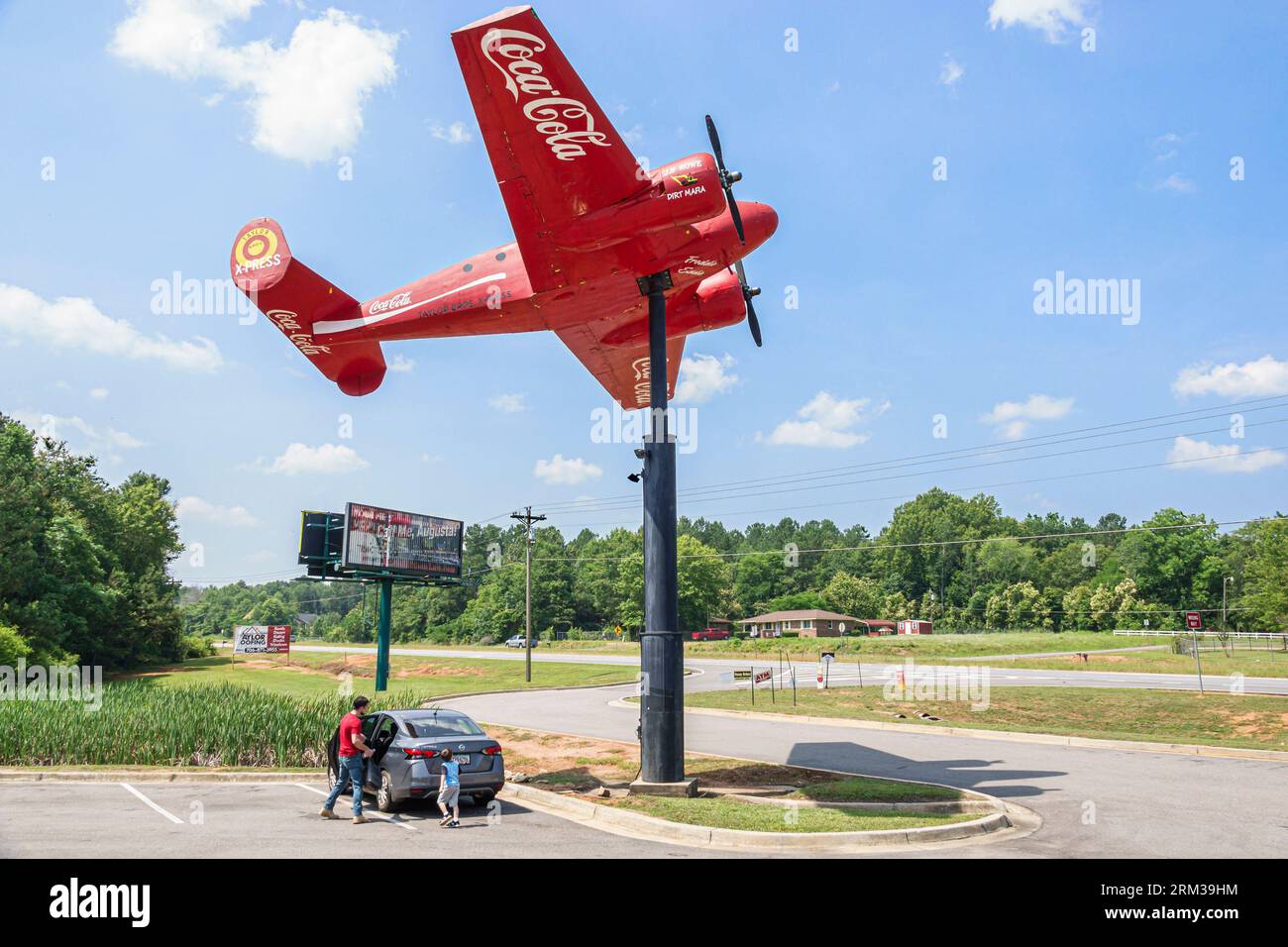 Hephzibah Georgia, Taylor Brothers Bros X-Press 24-Stunden-Geschäft, Attraktion am Straßenrand, rotes Propellerflugzeug mit Doppelmotor, Beech Beechcraft Modell 18 C-4 Stockfoto