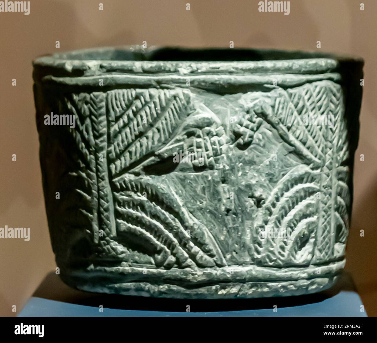 Zylindrisches Gefäß aus weichem Stein mit Palmendekor. Jiroft-Kultur von der Nekropole der Saar. c 2000 - 1800 B.C. Stockfoto