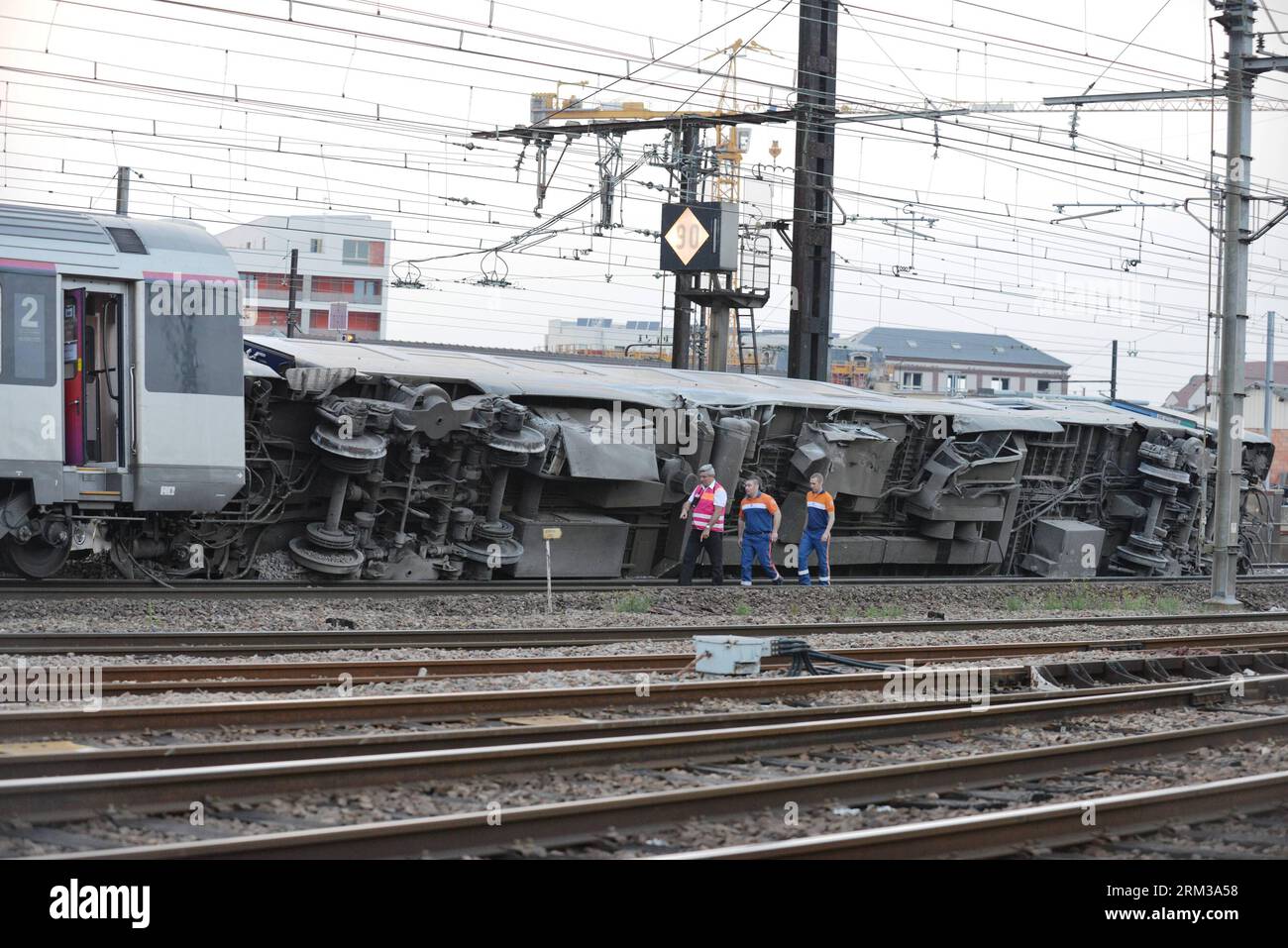 Bildnummer: 60118369  Datum: 12.07.2013  Copyright: imago/Xinhua (130712) -- PARIS, July 12, 2013 (Xinhua) -- Rescuers work at the site of derailed train in a railway station in Bretigny-sur-Orge, south of Paris, on July 12, 2013. Up to six have been killed after a train derailed in a Paris suburb on Friday afternoon. (Xinhua/Li Genxing) FRANCE-PARIS-TRAIN-DERAILMENT PUBLICATIONxNOTxINxCHN Gesellschaft Frankreich Unfall Zugunglück Unglück Zug Bahn Entgleist xdp x0x premiumd 2013 quer premiumd      60118369 Date 12 07 2013 Copyright Imago XINHUA  Paris July 12 2013 XINHUA Rescue Work AT The Sit Stockfoto