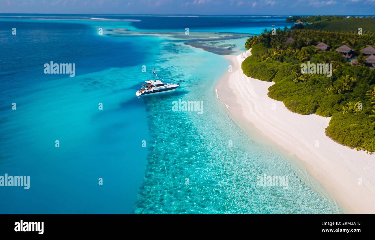 Luxuriöse Insellandschaft auf den Malediven. Segelboot blaue Meerwasser Horizont Riff Wasser Villen. Tropischer Strand fantastischer Blick auf das Meer von der Drohne. Schön Stockfoto