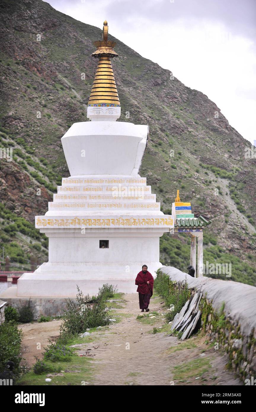 Bildnummer: 60122397 Datum: 10.07.2013 Copyright: imago/Xinhua DOILUNGDEQEN, Juli 2013 - Ein lama steht vor einem Turm im Tsurpu Kloster im Doilungdeqen County, südwestchinesische Autonome Region Tibet, 10. Juli 2013. Tsurpu wurde 1189 gegründet und dient als traditioneller Sitz der Karma Kagyupa oder der Weißen Hutsekte des tibetischen Buddhismus. (Xinhua/Liu Kun) (wqq) CHINA-TIBET-TSURPU KLOSTER (CN) PUBLICATIONxNOTxINxCHN Gesellschaft Religion Buddhismus Tempel Fotostory x0x gw 2013 hoch 60122397 Datum 10 07 2013 Copyright Imago XINHUA Doilungdeqen Juli 2013 ein Lama steht vor einem to Stockfoto