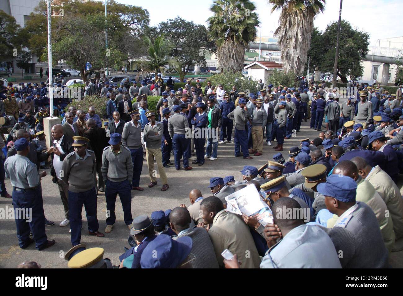 Bildnummer: 60122941 Datum: 14.07.2013 Copyright: imago/Xinhua (130714) -- HARARE, 14. Juli 2013 (Xinhua) -- Zimbabwe Police Officers Queue to cast their Stimmzettel for a early vote of the 2013 General elections at Town House in Harare, Zimbabwe, 14. Juli 2013. Zehntausende von Polizei- und Wahlhelfern in Simbabwe begannen am Sonntag, ihre Stimmzettel in einer zweitägigen Frühwahl vor den Parlamentswahlen im Juli 31 abzugeben, da sie bis dahin im Dienst sein werden. Die Wahlkommission erklärte, dass etwa 87.000 an der frühzeitigen Abstimmung in 209 Wahllokalen landesweit teilnehmen dürften. (Xinhua Stockfoto