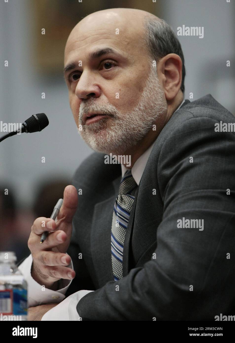 Bildnummer: 60142193 Datum: 17.07.2013 Copyright: imago/Xinhua (130717) -- WASHINGTON D.C., Juli 17,2013 (Xinhua) -- der Vorsitzende der US-Notenbank Ben Bernanke spricht während der Anhörung, die vom House Financial Services Committee am 17. Juli 2013 in Capitol Hill in Washington D.C. abgehalten wurde. Bernanke sagte am Mittwoch, dass der Zeitplan für die Kürzung der Anleihekäufe nicht auf einem vorgegebenen Kurs liege und die Fed ihre Anpassung des monatlichen Programms von 85 Milliarden Dollar auf die Performance der Wirtschaft stützen würde. (Xinhua/Fang Zhe) US-WASHINGTON-BERNANKE-JÄHRLICHE GELDPOLITIK PUBLICATIONxNOTxINxCHN People Politik P Stockfoto