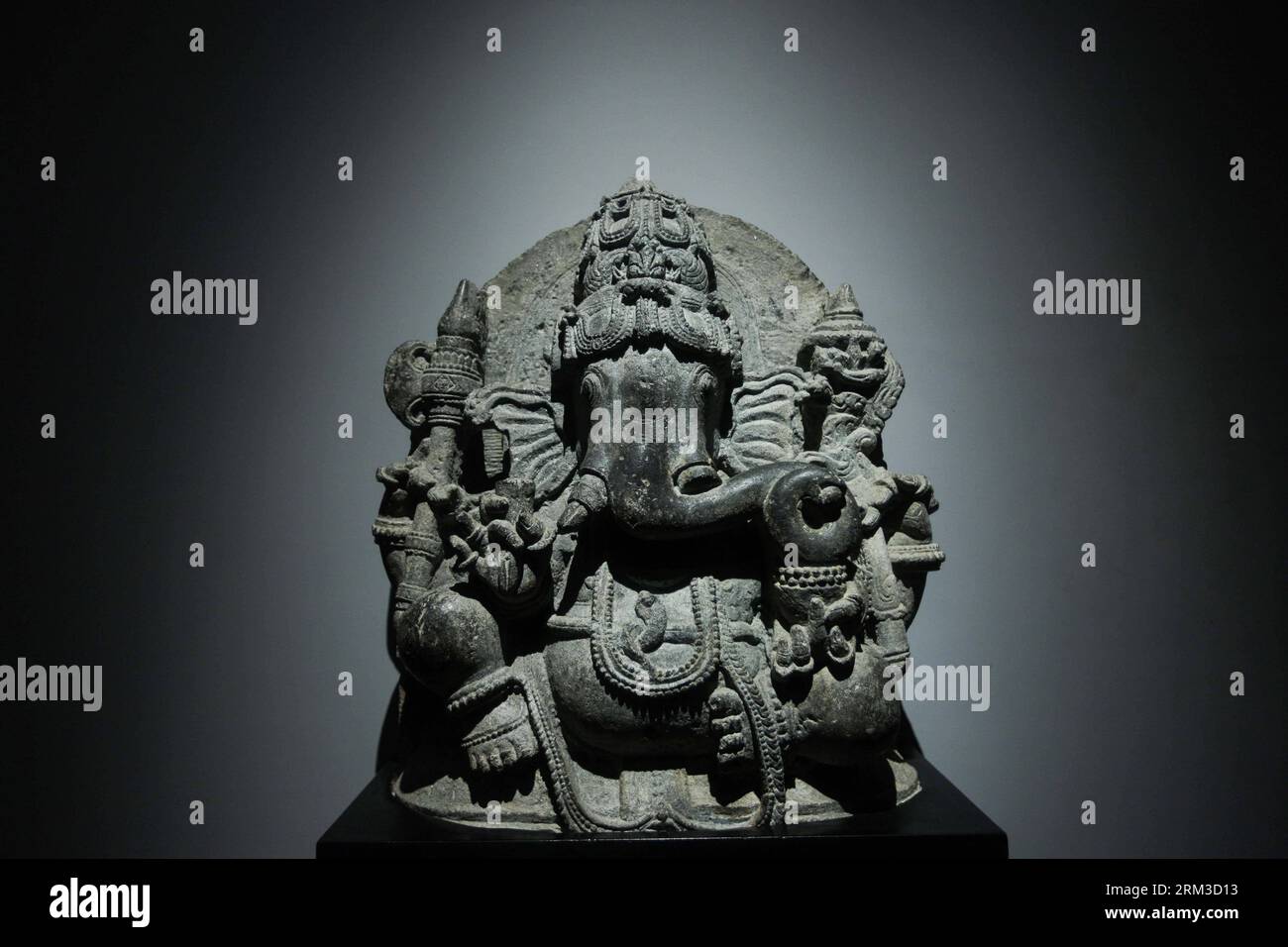 Bildnummer: 60143561 Datum: 17.07.2013 Copyright: imago/Xinhua (130717) -- MUMBAI, 17. Juli 2013 (Xinhua) -- eine antike Statue von Ganesha, einem Gott der hinduistischen Religion, wird im Chhatrapati Shivaji Maharaj Vastu Sangrahalaya (CSMVS) in Mumbai, Indien, 17. Juli 2013 gesehen. Das CSMVS, ehemals Prince of Wales Museum of Western India, ist das größte und bekannteste Museum in Mumbai. Die Sammlung umfasst nicht nur verschiedene Kunstformen aus Indien, China, Nepal, Japan sowie Europa, sondern auch viele Exemplare indischer Naturgeschichte, die die verschiedenen Kulturen in verschiedenen Geschichtsbüchern widerspiegelt Stockfoto