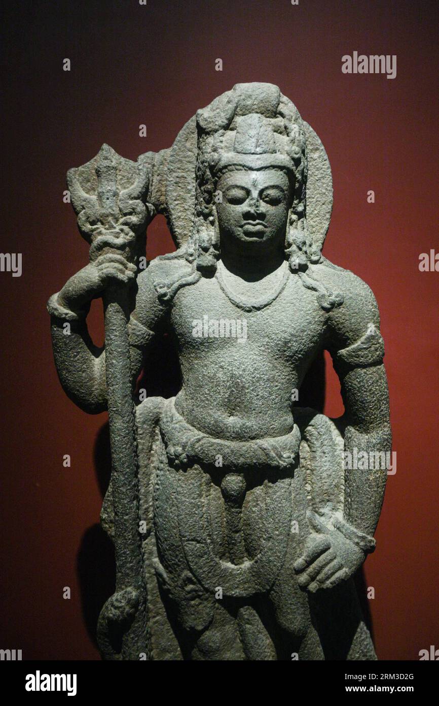 Bildnummer: 60143553 Datum: 17.07.2013 Copyright: imago/Xinhua (130717) -- MUMBAI, 17. Juli 2013 (Xinhua) -- Foto aufgenommen am 17. Juli 2013 zeigt eine alte Skulptur von Shiva, einem der Götter der hinduistischen Religion, im Chhatrapati Shivaji Maharaj Vastu Sangrahalaya (CSMVS) in Mumbai, Indien. Das CSMVS, ehemals Prince of Wales Museum of Western India, ist das größte und bekannteste Museum in Mumbai. Die Sammlung umfasst nicht nur verschiedene Kunstformen aus Indien, China, Nepal, Japan sowie Europa, sondern auch viele Exemplare der indischen Naturgeschichte, die die verschiedenen Kulturen widerspiegelt Stockfoto