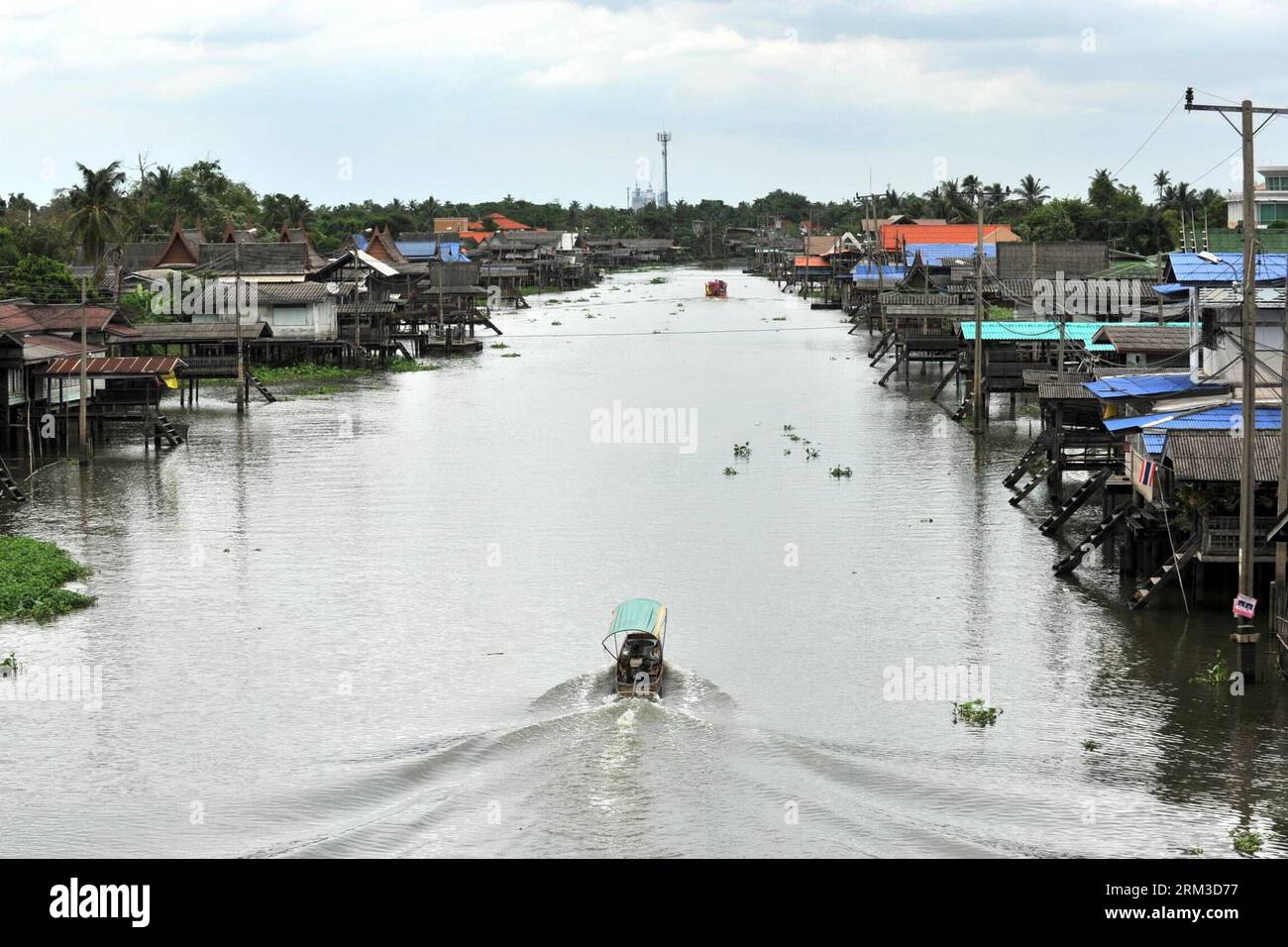 Bildnummer: 60150081 Datum: 16.07.2013 Copyright: imago/Xinhua (130718) -- BANGKOK, (Xinhua) -- Ein Boot segelt auf dem Chao Phraya Fluss, Thailand, 16. Juli 2013. Der Chao Phraya ist ein bedeutender Fluss in Thailand. Er fließt durch Bangkok und dann in den Golf von Thailand. (Xinhua/Gao Jianjun)(bxq) THAILAND-BANGKOK-CHAO PHRAYA RIVER PUBLICATIONxNOTxINxCHN Gesellschaft x2x xkg 2013 quer o0 Fluss Boot 60150081 Datum 16 07 2013 Copyright Imago XINHUA Bangkok XINHUA ein Boot SEGELT AUF dem Chao Phraya River Thai Country 16. Juli 2013 der Chao Phraya River IST ein wichtiger Fluss im thailändischen Land Stockfoto