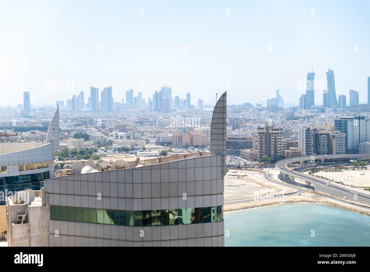 Manama City, Bahrain, Top-Blick durch die Dächer der Gebäude. Blick auf die Skyline von Bahrain von oben Stockfoto