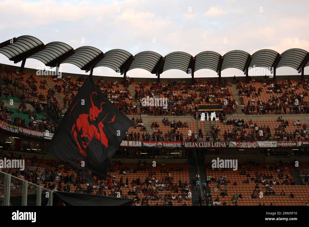 Mailand, Italien. 26. August 2023. Eine Flagge mit dem Bild eines Teufels wird von Fans des AC Mailand gewellt, bevor sie im Spiel der Serie A in Giuseppe Meazza, Mailand, ihren Auftakt machen. Auf dem Bild sollte stehen: Jonathan Moscrop/Sportimage Credit: Sportimage Ltd/Alamy Live News Stockfoto