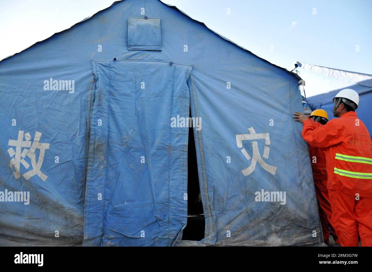 Bildnummer: 60174946 Datum: 22.07.2013 Copyright: imago/Xinhua Retter stellten ein Zelt in einer temporären Siedlung im vom Erdbeben heimgesuchten Majiagou Village im Minxian County, nordwestchinesische Provinz Gansu, am 22. Juli 2013 auf. Die Zahl der Todesopfer stieg auf 89 bei dem Erdbeben der Stärke 6,6 an, das am Montagmorgen eine Verbindungsregion von Minxian County und Zhangxian County in Dingxi City erschütterte. (Xinhua/Guo Gang) (ry) CHINA-GANSU-EARTHQUAKE-RESCUE (CN) PUBLICATIONxNOTxINxCHN Gesellschaft Naturkatastrophe Erdbeben xas x0x 2013 quer 60174946 Datum 22 07 2013 Copyright Imago XINHUA Rescue stellte ein Zelt IN einem Tempo AUF Stockfoto