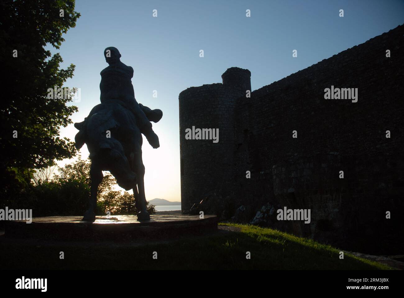 Zwei Könige Skulptur, Harlech Castle in Harlech, Gwynedd, Wales. Stockfoto