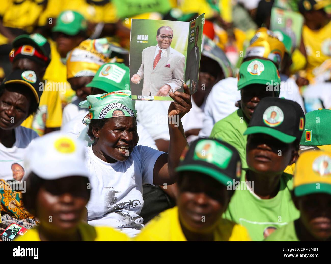 Bildnummer: 60234026 Datum: 28.07.2013 Copyright: imago/Xinhua (130728) -- HARARE, 28. Juli 2013 (Xinhua) -- Ein Unterstützer mit einem Wahlkampfplakat des simbabwischen Präsidenten Robert Mugabe nimmt am 28. Juli 2013 an einer Kundgebung im National Sports Stadium in Harare, der Hauptstadt Simbabwes, Teil. Zimbabwer wird voraussichtlich am 31. Juli wählen, um einen Präsidenten, Gesetzgeber und Gemeinderäte zu wählen. Der amtierende Präsident Robert Mugabe und Premierminister Morgan Tsvangirai gelten als die wichtigsten Kandidaten für die Präsidentschaft. (Xinhua/Meng Chenguang) SIMBABWE-HARARE-WAHLKAMPF-MUGABE PUBLICATIONxNOTxINxCHN People Stockfoto