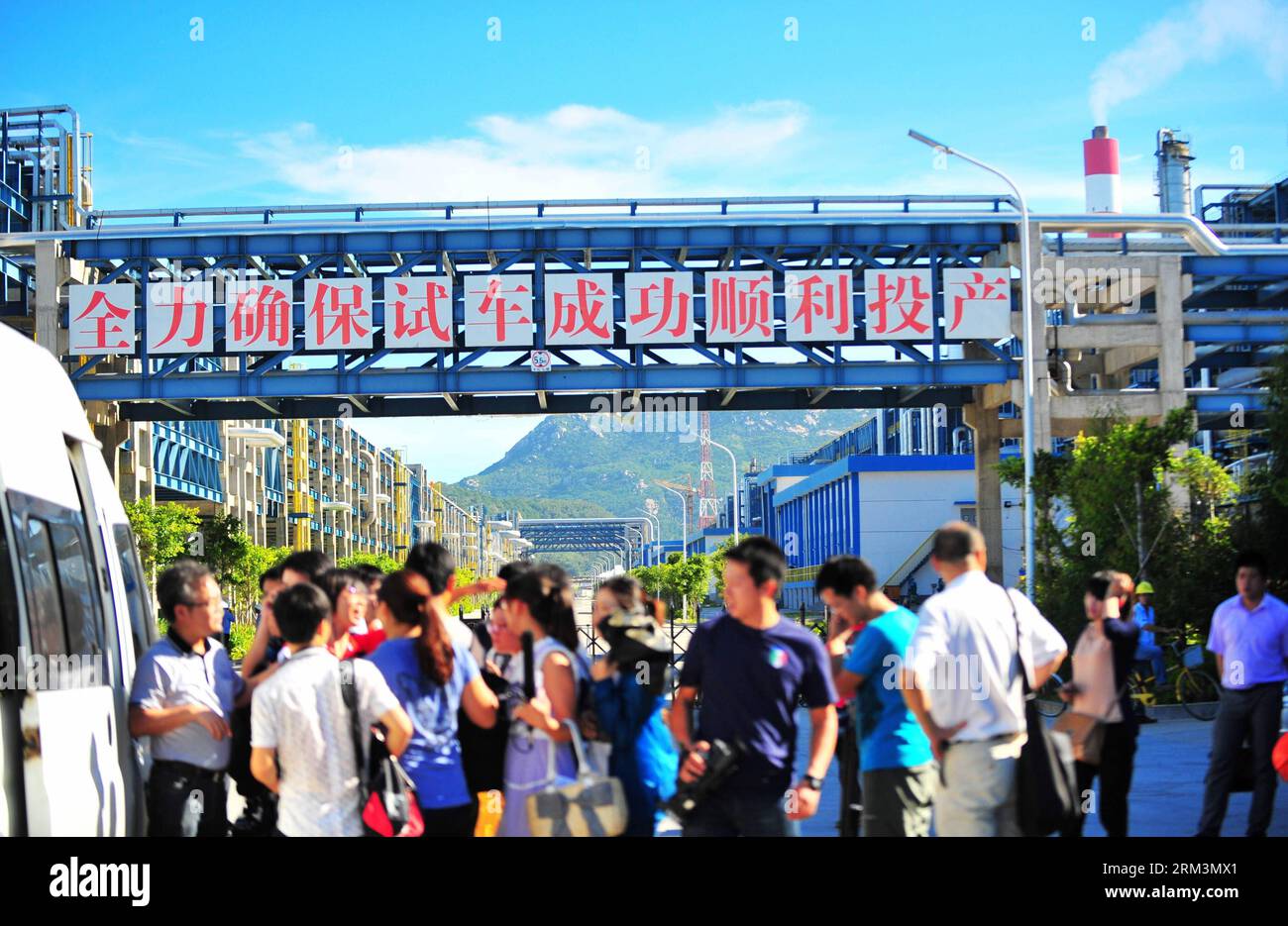 Bildnummer: 60248522 Datum: 30.07.2013 Copyright: imago/Xinhua (130730) -- GULEI, 30. Juli 2013 (Xinhua) -- Reporter bereiten sich vor, den Unfallort in einer Paraxylen-Anlage (PX) auf der Gulei-Halbinsel in Zhangzhou, Provinz Fujian im Südosten Chinas, am 30. Juli 2013 zu betreten. Um 4:35 Uhr brach im Werk ein Flammenbrand aus, gefolgt von einer Explosion. Das Feuer wurde unter Kontrolle gebracht, und es wurden keine Todesopfer gemeldet. Eine erste Untersuchung ergab, dass eine gerissene Wasserstoffleitung den Brand während eines Drucktests auslöste. (Xinhua/Wei Peiquan) (zc) CHINA-FUJIAN-GULEI-PX PLANT-FLASH FIRE (CN) PUBLICA Stockfoto