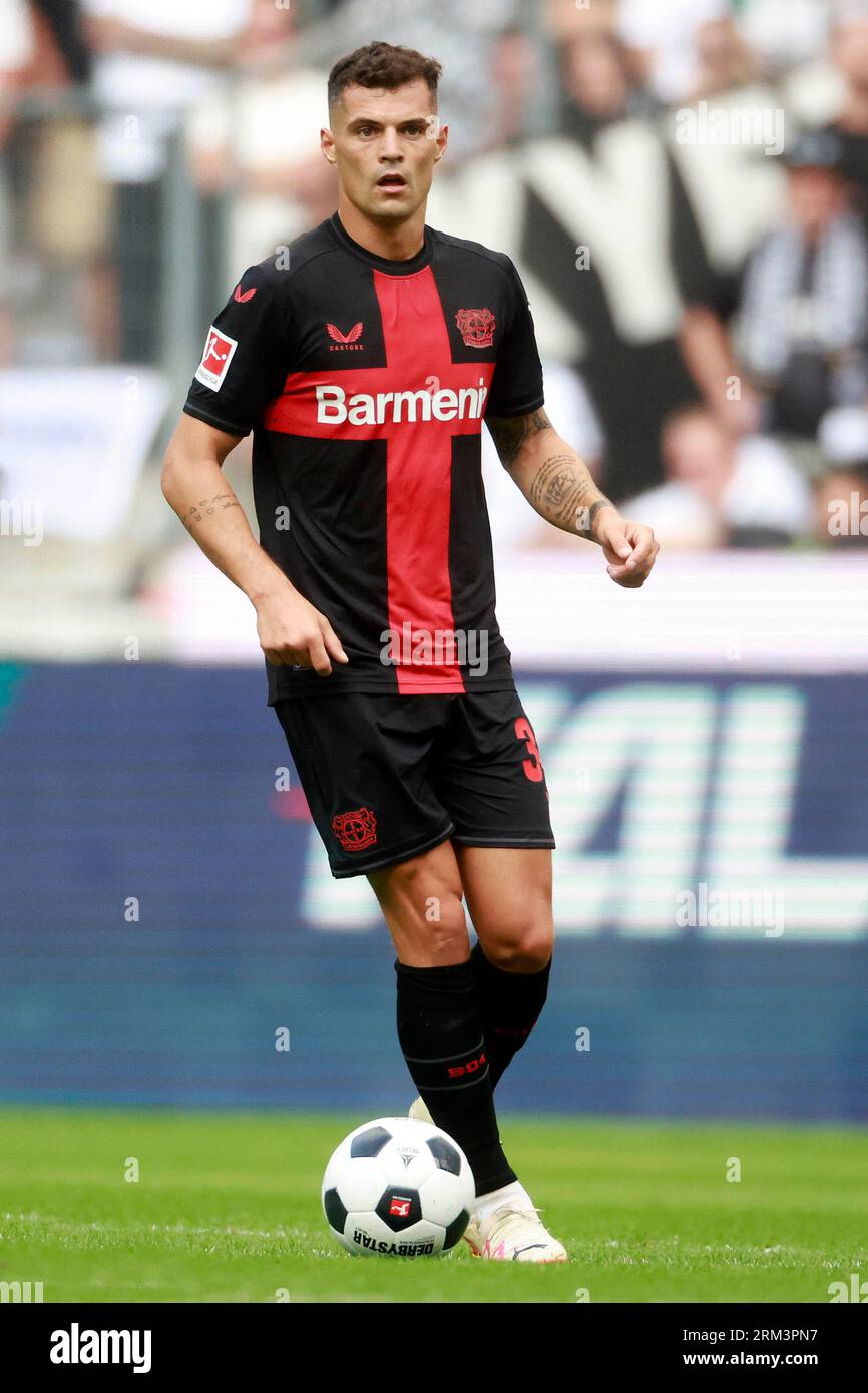 Mönchengladbach, Deutschland, Deutschland 1. Fussball Bundesliga, 2. Spieltag, Spieltag 2 Borussia Mönchengladbach gegen Bayer 04 Leverkusen 0:3 26. 08. 2023 im Borussia Park in Mönchengladbach Granit XHAKA (LEV) Foto: Norbert Schmidt, Düsseldorf Stockfoto