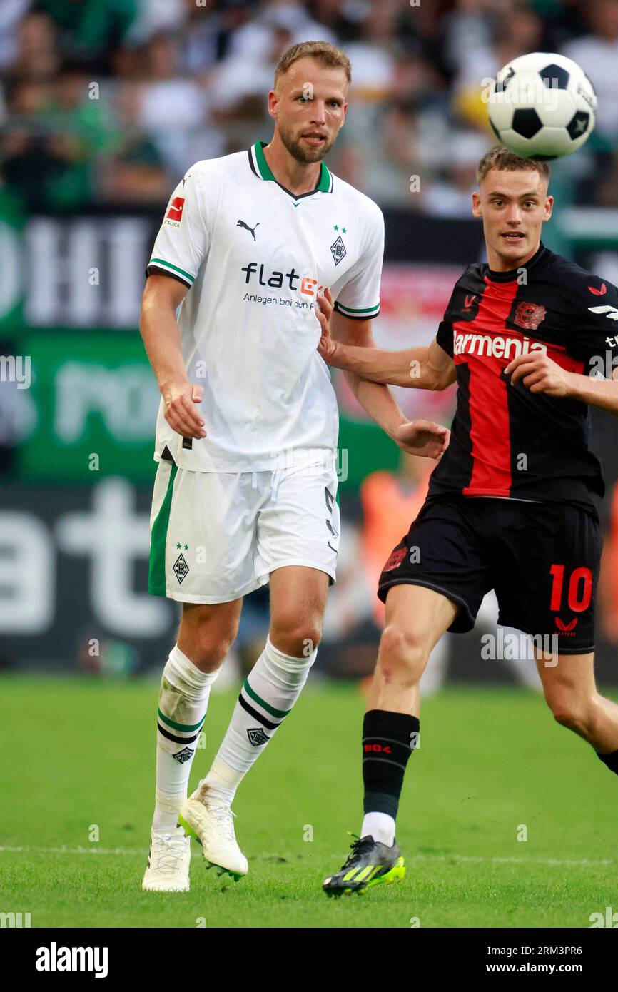 Mönchengladbach, Deutschland, Deutschland 1. Fussball Bundesliga, 2. Spieltag, Spieltag 2 Borussia Mönchengladbach gegen Bayer 04 Leverkusen 0:3 26. 08. 2023 im Borussia Park in Mönchengladbach Florian WIRTZ (LEV) Re.- und Marvin FRIEDRICH (MG) li.- Foto: Norbert Schmidt, Düsseldorf Stockfoto