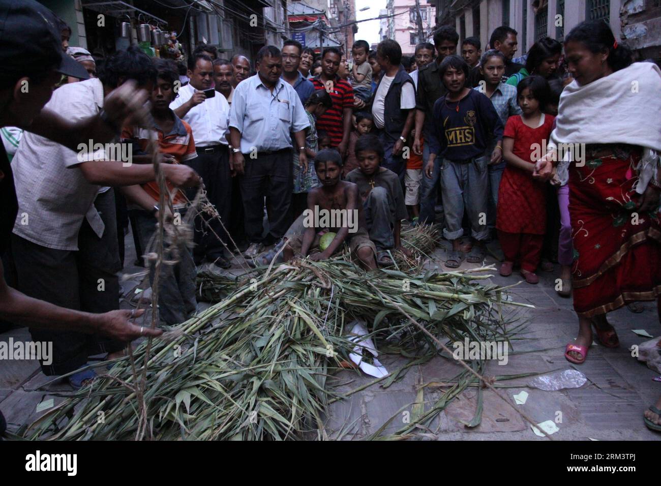 Bildnummer: 60329533 Datum: 05.08.2013 Copyright: imago/Xinhua KATHMANDU, Aug, 2013 - Jungen, die den Dämon von Bhoot symbolisieren, sitzen auf einem Strohbild des Dämons Ghantakarna, das während des Ghanta Karna- oder Ghatemangal-Festivals in Kathmandu, Nepal, am 5. August 2013, niedergezogen wird. Ghanta Karna ist ein nepalesisches Festival, das die Niederlage des mythischen Dämons Ghanta-karna feiert. (Xinhua/Sunil Sharma) (dw) NEPAL-KATHMANDU-GHANTA KARNA FESTIVAL PUBLICATIONxNOTxINxCHN Gesellschaft x0x xsk 2013 quer 60329533 Datum 05 08 2013 Copyright Imago XINHUA Kathmandu Aug 2013 Jungen symbolisieren Dämon von Stockfoto