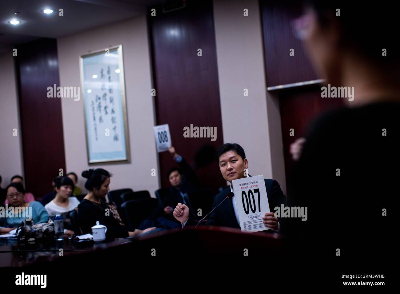 Bildnummer: 60335164 Datum: 21.11.2012 Copyright: imago/Xinhua BEIJING -- als Auktionator unterrichtet Mei Ligang seine Schüler vor den nationalen Auktionator-Zertifizierungsprüfungen in Peking, der Hauptstadt Chinas, am 21. November 2012. Mei erhielt vor drei Jahren seine Auktionatorenzertifizierung und gewann den Pekinger Auktionatorenwettbewerb und erhielt den Titel eines nationalen exzellenten Auktionators. Trotz dieser Ehren besteht Mei darauf, ständig zu lernen, um neue Erfolge in seiner Karriere zu erzielen. (Xinhua/Liu bin) (mt) CHINA-BEIJING-CAREER-AUKTIONATOR (CN) PUBLICATIONxNOTxINxCHN People Wirtschaft Stockfoto