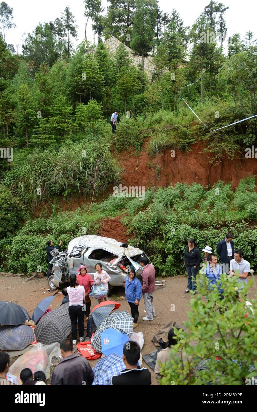 Bildnummer: 60346283 Datum: 11.08.2013 Copyright: imago/Xinhua (130811) -- LUOPING, 11. August 2013 (Xinhua) -- Foto aufgenommen am 11. August 2013 zeigt den Ort eines Verkehrsunfalls in der Stadt Agang im Luoping County, Provinz Yunnan im Südwesten Chinas. Ein überladener Minibus verlor die Kontrolle auf einer Kurve auf einer Landstraße am Sonntagmorgen, wobei zehn Tote und fünf weitere verletzt wurden. Der Fahrer starb zusammen mit neun anderen, darunter eine schwangere Frau. Die verletzten Passagiere wurden ins Krankenhaus gebracht. (Xinhua) (wqq) CHINA-YUNNAN-LUOPING-ROAD ACCIDENT (CN) PUBLICATIONxNOTxINxCHN Gesellschaft Verkehr Straße Unfall Stockfoto