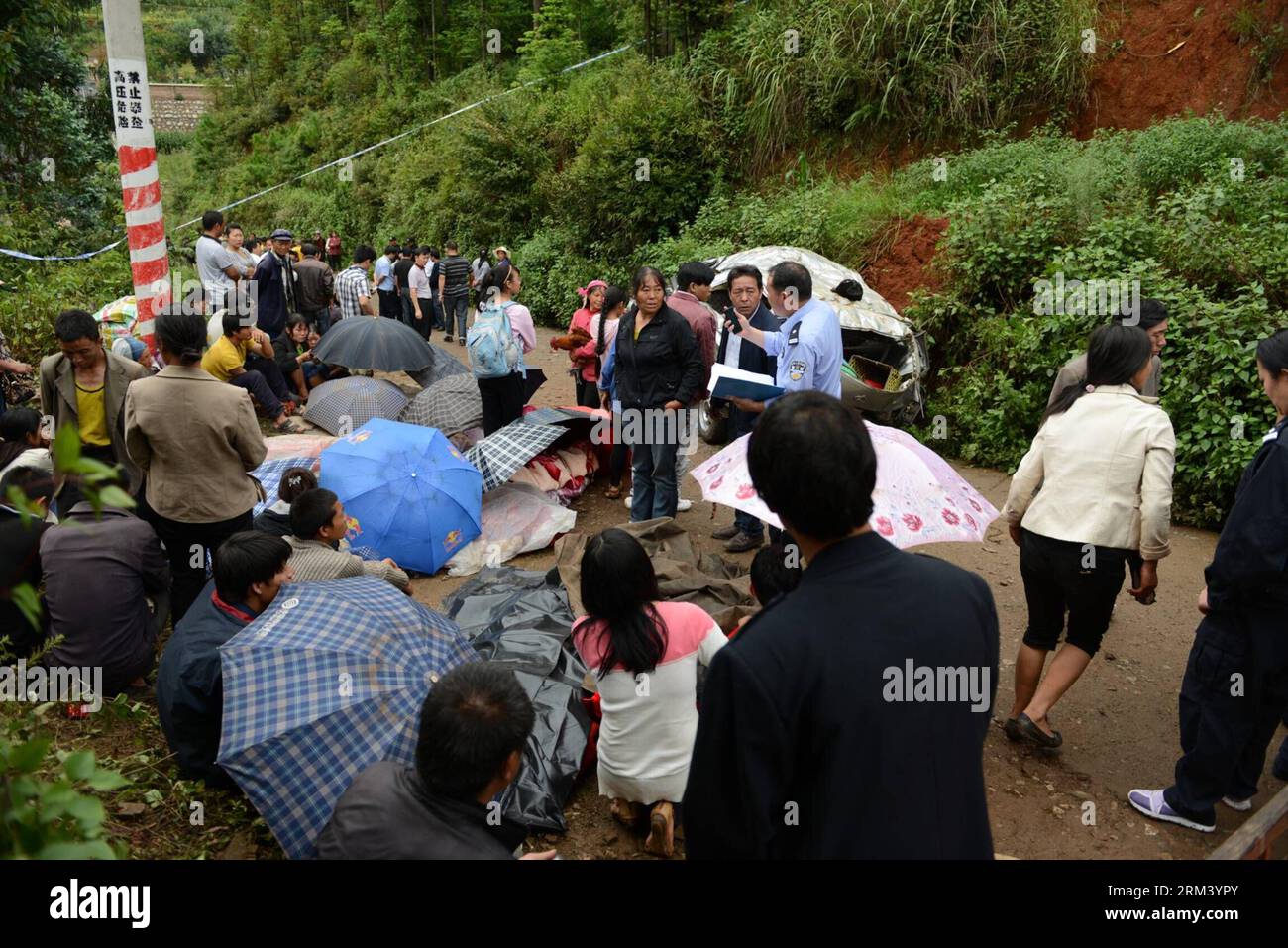 Bildnummer: 60346282 Datum: 11.08.2013 Copyright: imago/Xinhua (130811) -- LUOPING, 11. August 2013 (Xinhua) -- Foto aufgenommen am 11. August 2013 zeigt den Ort eines Verkehrsunfalls in der Stadt Agang im Luoping County, Provinz Yunnan im Südwesten Chinas. Ein überladener Minibus verlor die Kontrolle auf einer Kurve auf einer Landstraße am Sonntagmorgen, wobei zehn Tote und fünf weitere verletzt wurden. Der Fahrer starb zusammen mit neun anderen, darunter eine schwangere Frau. Die verletzten Passagiere wurden ins Krankenhaus gebracht. (Xinhua) (wqq) CHINA-YUNNAN-LUOPING-ROAD ACCIDENT (CN) PUBLICATIONxNOTxINxCHN Gesellschaft Verkehr Strasse Unfal Stockfoto