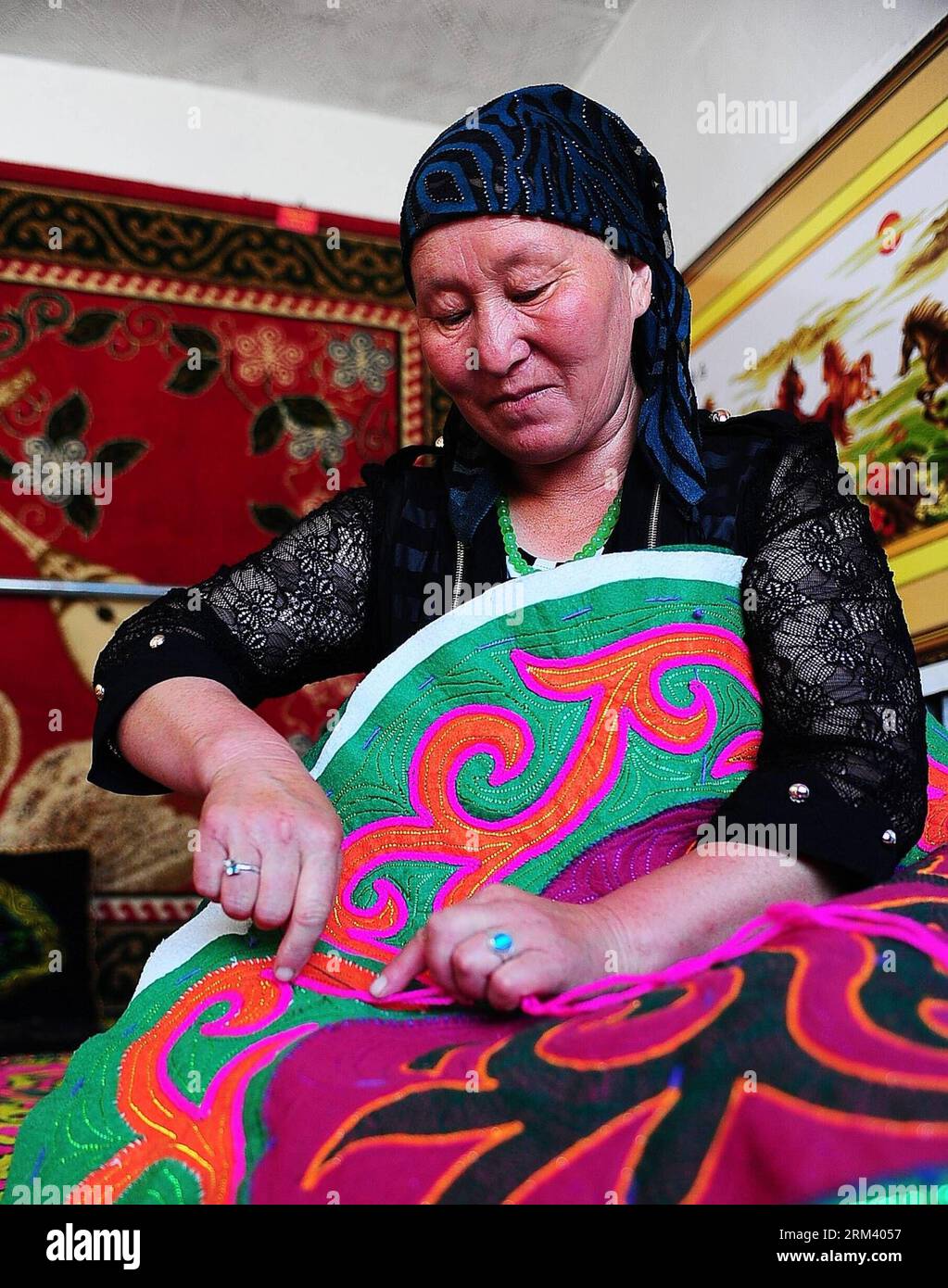 Bildnummer: 60348230 Datum: 11.08.2013 Copyright: imago/Xinhua da QAIDAM, Resident Anipa näht eine Decke im Mahai-Dorf da Qaidam in der mongolisch-tibetischen Autonomen Präfektur Haixi, nordwestchinesische Provinz Qinghai, 11. August 2013. Alle Bewohner des Dorfes Mahai gehören der kasachischen Volksgruppe an. Das Dorf war früher ein unterentwickeltes Dorf mit schlechten Infrastrukturen und Lebensbedingungen. Aber mit Hilfe der lokalen Regierung wurde 2002 ein neu errichtetes Mahai Village in Betrieb genommen. Unser Leben ist viel besser als zuvor. Es ist für Kinder bequemer, zur Schule zu gehen und für Stockfoto