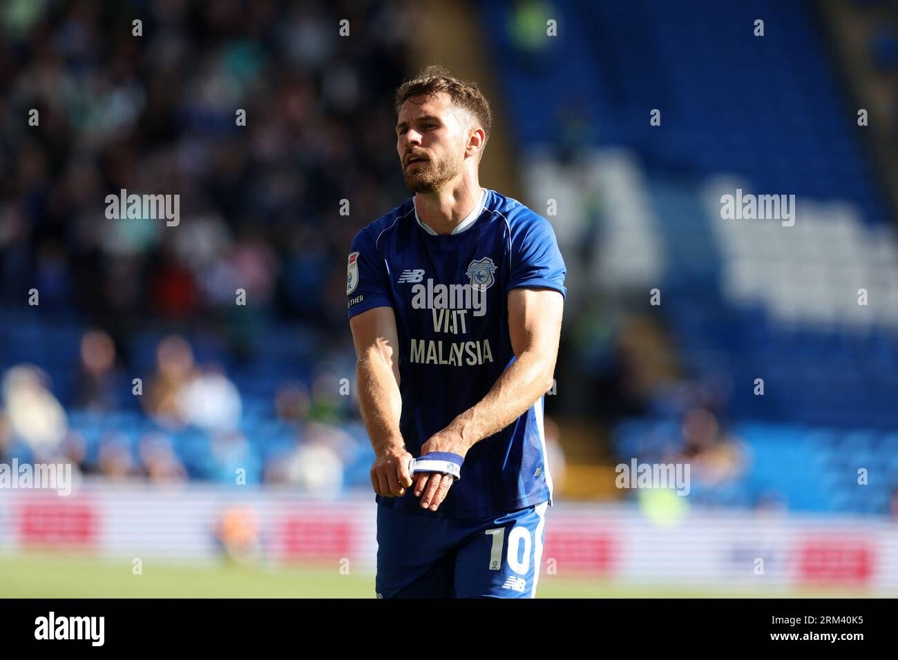 Cardiff, Großbritannien. 26. August 2023. Aaron Ramsey aus Cardiff entfernt das Armband des Kapitäns. EFL Skybet Championship Match, Cardiff City gegen Sheffield Mittwoch im Cardiff City Stadium in Cardiff, Wales am Samstag, den 26. August 2023. Dieses Bild darf nur zu redaktionellen Zwecken verwendet werden. Nur redaktionelle Verwendung, Bild von Andrew Orchard/Andrew Orchard Sports Photography/Alamy Live News Credit: Andrew Orchard Sports Photography/Alamy Live News Stockfoto