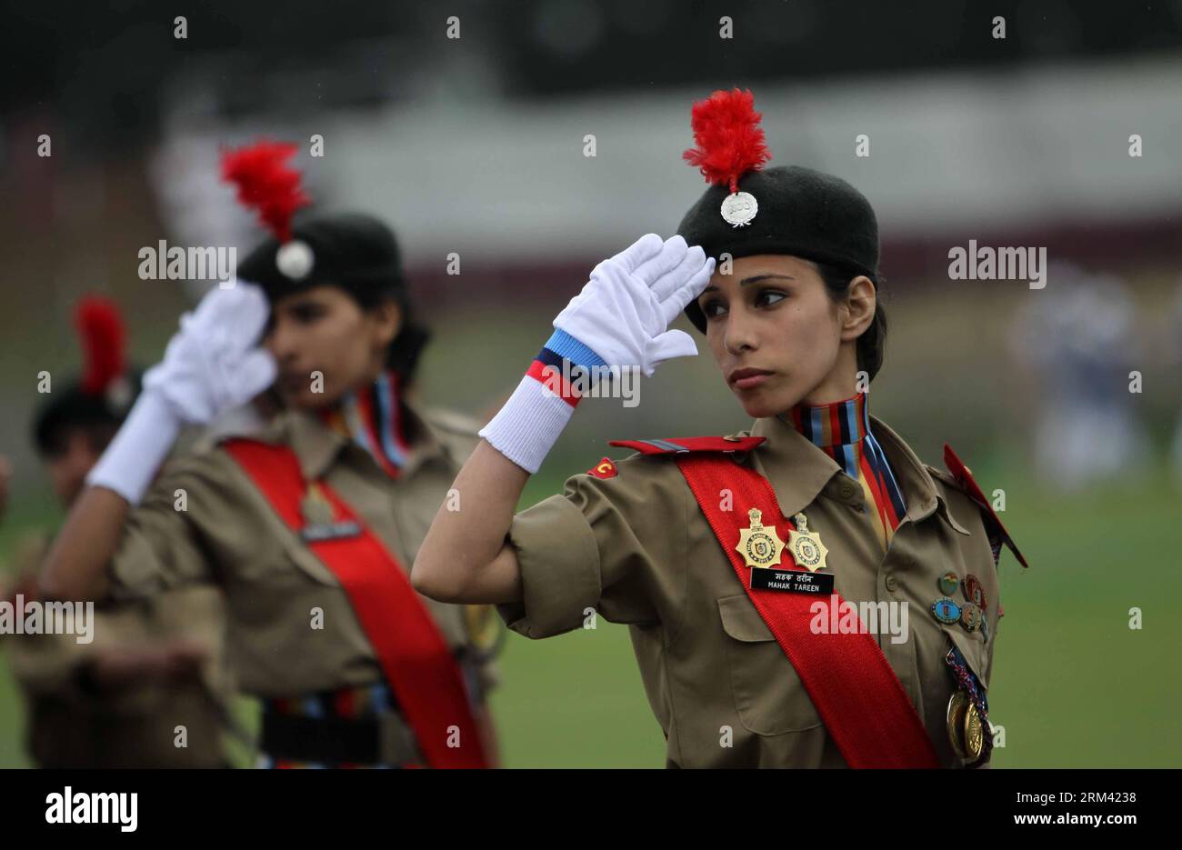 Bildnummer: 60359551 Datum: 15.08.2013 Copyright: imago/Xinhua (130815) -- SRINAGAR, 15. August 2013 (Xinhua) -- Junge Mädchen des National Cadet Corps salutieren die indische Flagge während der Feierlichkeiten zum Unabhängigkeitstag im Bakhshi-Stadion in Srinagar, Sommerhauptstadt des von Indien kontrollierten Kaschmirs, 15. August 2013. Indien feierte am 15. August seinen 67. Jahrestag der Unabhängigkeit von Großbritannien. (Xinhua/Javed dar)(dzl) KASCHMIR-SRINAGAR-INDIEN-UNABHÄNGIGKEITSTAG PUBLICATIONxNOTxINxCHN Gesellschaft Feiertag Unabhängigkeitstag Unabhängigkeit Polizisten Polizistin weiblich Premiere x0x xac 2013 quer 60 Stockfoto