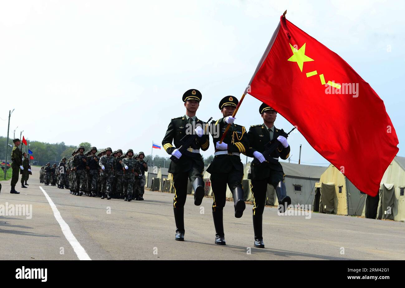 Bildnummer: 60360920 Datum: 15.08.2013 Copyright: imago/Xinhua TSCHELJABINSK, 15. Aug. 2013 - Chinesische Soldaten nehmen an der Abschlusszeremonie der China-Russland-gemeinsamen Bohrübung in Tscheljabinsk im russischen Ural Teil, 15. Aug. 2013. China und Russland schlossen ihre gemeinsame Anti-Terror-Mission Peace Mission-2013 am Donnerstag mit einer Abschlusszeremonie ab. Die gemeinsamen Manöver, die am 27. Juli gestartet wurden, wurden auf der kombinierten Trainingsstrecke Tschebarkul im russischen Ural durchgeführt. (Xinhua/Tan Changjun) RUSSLAND-CHINA-TSCHELJABINSK-GELENKBOHRER PUBLICATIONxNOTxINxCHN Gesellschaft Militär Militähio Stockfoto