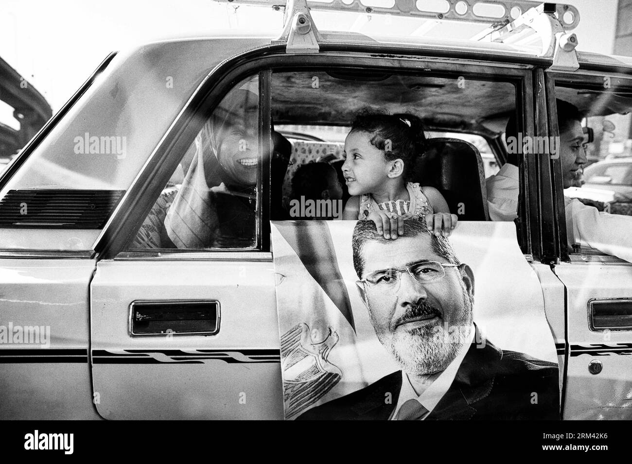 Bildnummer: 60362062 Datum: 08.08.2013 Copyright: imago/Xinhua CAIRO -- Ein Unterstützer des gestürzten Präsidenten Mohamed Mursi zeigt sein Poster in einem Auto in Kairo, Ägypten, 8. August 2013. (Xinhua/Li Muzi) EGYPT-CAIRO-UNREST PUBLICATIONxNOTxINxCHN Gesellschaft Politik Ausschreitungen Gewalt Unruh SW xns x2x 2013 quer Aufmacher Premiere o0 Anhänger People Objekte 60362062 Datum 08 08 2013 Copyright Imago XINHUA Cairo ein Unterstützer des gestürzten Präsidenten Mohamed Mursi zeigt sein Poster in einem Auto in Kairo Ägypten 8. August 2013 XINHUA verließ Muzi Ägypten Kairo Unruhe PUBLICATIONxNOTxINxCHN Gesellschaft Politik Unruhen Violenc Stockfoto