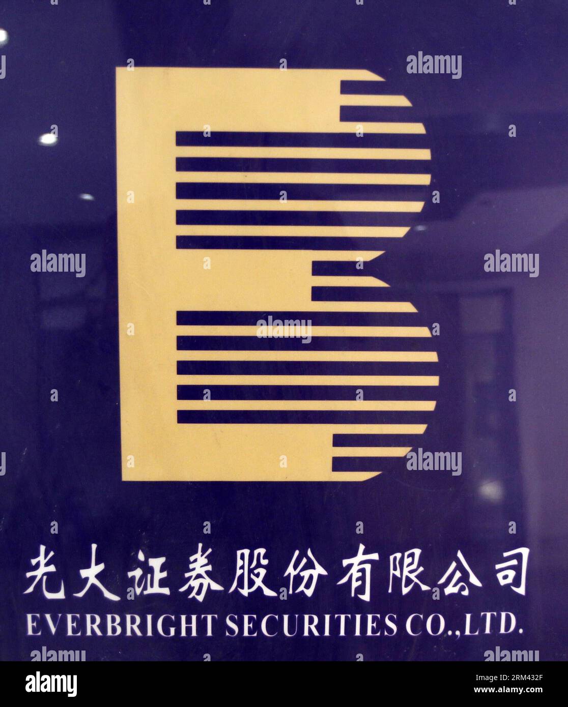Bildnummer: 60363359 Datum: 16.08.2013 Copyright: imago/Xinhua (130816) -- SHANGHAI, 16. August 2013 (Xinhua) -- Foto aufgenommen am 16. August 2013 zeigt das Logo von Everbright Securities Co., Ltd. Im ostchinesischen Shanghai. Die Shanghai Stock Exchange (SSE) sagte am Freitagnachmittag, dass die Investmentstrategieabteilung von Everbright Securities Co., Ltd. Nach einem dramatischen Anstieg der inländischen Aktienindizes während des Morning Trades an der börse auf ein Problem in ihrem Arbitragesystem gestoßen sei. (Xinhua/Ding Ting) (cjq) CHINA-STOCK-EVERBRIGHT ERROR (CN) PUBLICATIONxN Stockfoto