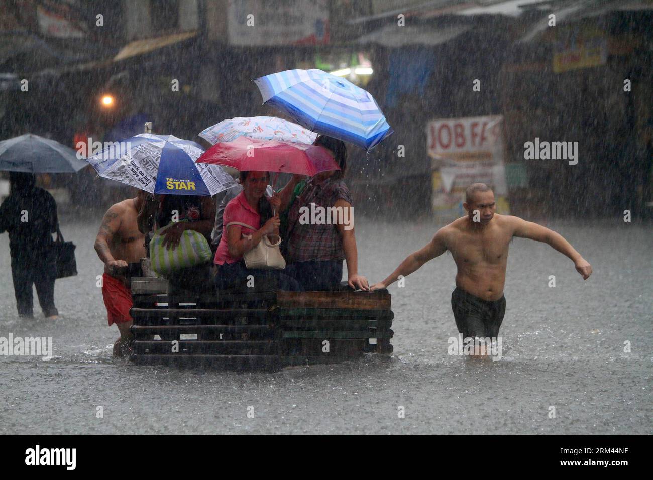 Bildnummer: 60372014 Datum: 20.08.2013 Copyright: imago/Xinhua (130820) -- QUEZON CITY, 20. August 2013 (Xinhua) -- Bewohner benutzen einen hölzernen Wagen, um sich während des starken Monsunregens in Quezon City, den Philippinen, am 20. August 2013 durch eine wassergesäumte Straße zu bewegen. Mindestens sieben Menschen starben und über 600.000 wurden durch massive Überschwemmungen in Metro Manila und anderen Teilen der Philippinen infolge des Südwest-Monsunregens betroffen, sagte ein hochrangiger Regierungsbeamter am Dienstag. (Xinhua/Rouelle Umali) (syq) PHILIPPINEN-QUEZON CITY-FLOOD PUBLICATIONxNOTxINxCHN Gesellschaft Naturkatastrophe Hochwasser Flut xcb x0x 2013 quer Stockfoto