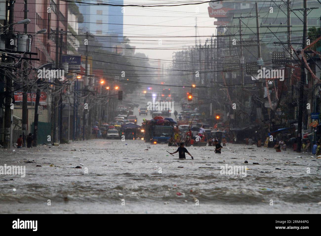 Bildnummer: 60372020 Datum: 20.08.2013 Copyright: imago/Xinhua (130820) -- QUEZON CITY, 20. August 2013 (Xinhua) -- Bewohner waten am 20. August 2013 in Quezon City auf den Philippinen durch eine wassergesäumte Straße während des starken Monsunregens. Mindestens sieben Menschen starben und über 600.000 wurden durch massive Überschwemmungen in Metro Manila und anderen Teilen der Philippinen infolge des Südwest-Monsunregens betroffen, sagte ein hochrangiger Regierungsbeamter am Dienstag. (Xinhua/Rouelle Umali) (syq) PHILIPPINEN-QUEZON CITY-FLOOD PUBLICATIONxNOTxINxCHN Gesellschaft Naturkatastrophe Hochwasser Flut xcb x0x 2013 quer premiumd 603720 Stockfoto