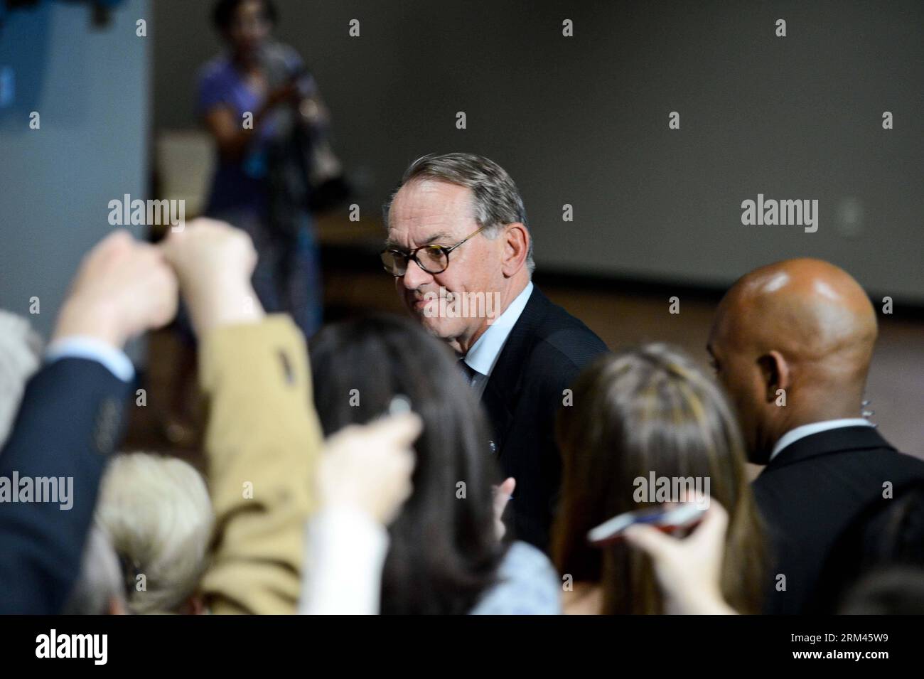 Bildnummer: 60380268 Datum: 21.08.2013 Copyright: imago/Xinhua Stellvertretender UN-Generalsekretär Jan Eliasson trifft am 21. August 2013 im UN-Hauptquartier in New York zu einer Notsitzung des UN-Sicherheitsrates zu Syrien ein. Die UNO hat am Mittwoch ihre Hoffnung zum Ausdruck gebracht, dass sie uneingeschränkten Zugang erhalten und eine frühzeitige Untersuchung des angeblichen Einsatzes chemischer Waffen in den Vororten der syrischen Hauptstadt Damaskus einleiten kann. (Xinhua/Niu Xiaolei) UN-NEW YORK-SYRIEN-CHEMISCHE WAFFEN PUBLICATIONxNOTxINxCHN Politik People UNO Syrien Konflikt xas x0x 2013 quer premiumd 60380268 Datum 21 08 2013 Stockfoto