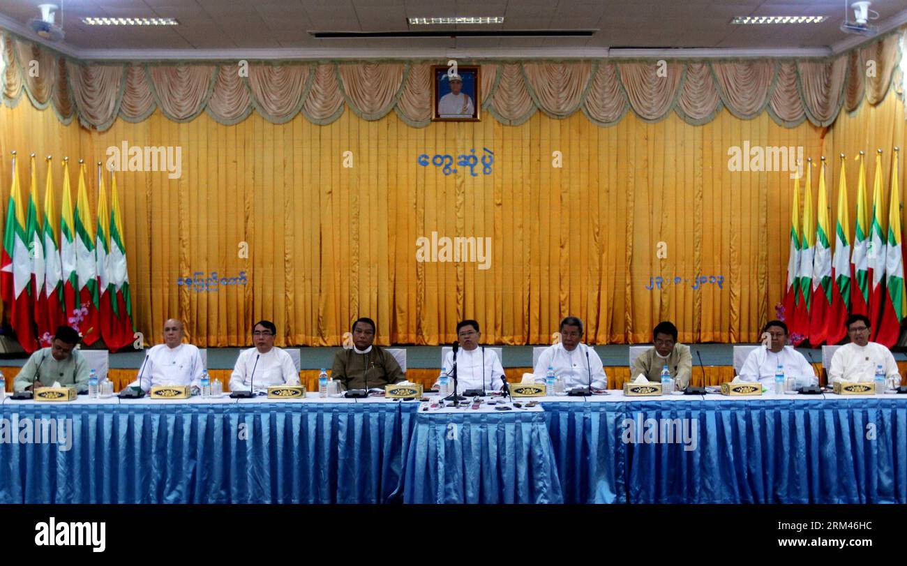 Bildnummer: 60385922 Datum: 23.08.2013 Copyright: imago/Xinhua (130823) -- NAY PYI TAW, 23. August 2013 (Xinhua) -- Myanmar Minister nehmen an einer Pressekonferenz in Nay Pyi Taw, Myanmar, 23. August 2013 Teil. In den ersten vier Monaten (April-Juli) des Geschäftsjahres 2013 beliefen sich die kontrahierten Auslandsinvestitionen in Myanmar auf 1,77 Milliarden US-Dollar, was einem Anstieg von 26 Prozent oder 0 entspricht. 37 Milliarden Dollar, sagte ein Beamter hier am Freitag. (Xinhua/U Aung) MYANMAR-NAY PYI TAW-MINISTER-PRESSEKONFERENZ PUBLICATIONxNOTxINxCHN People Politik x0x xsk 2013 quer 60385922 Datum 23 08 2013 Copyright Imago XINHUA Nay Pyi Taw Stockfoto