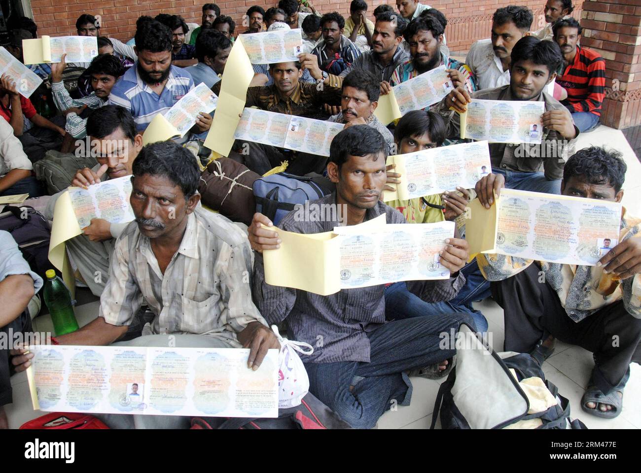 Bildnummer: 60388750 Datum: 24.08.2013 Copyright: imago/Xinhua LAHORE, 24. August 2013 (Xinhua) -- freigelassene indische Gefangene zeigen ihre Dokumente, während sie auf die Überquerung der Wagah-Grenze im östlichen pakistanischen Lahore am 24. August 2013 warten. Pakistan hat am Samstag 337 indische Gefangene freigelassen, die meisten von ihnen Fischer, als Wohlwollen-Geste, berichteten lokale Medien. (Xinhua/Sajjad) PAKISTAN-LAHORE-INDIANER-GEFANGENE PUBLICATIONxNOTxINxCHN Gesellschaft Freilassung GEFANGENE Häftlinge x0x xst Erstauflage 2013 quer 60388750 Datum 24 08 2013 Copyright Imago XINHUA Lahore 24. August 2013 XINHUA entließ indischen Gefangenen Stockfoto