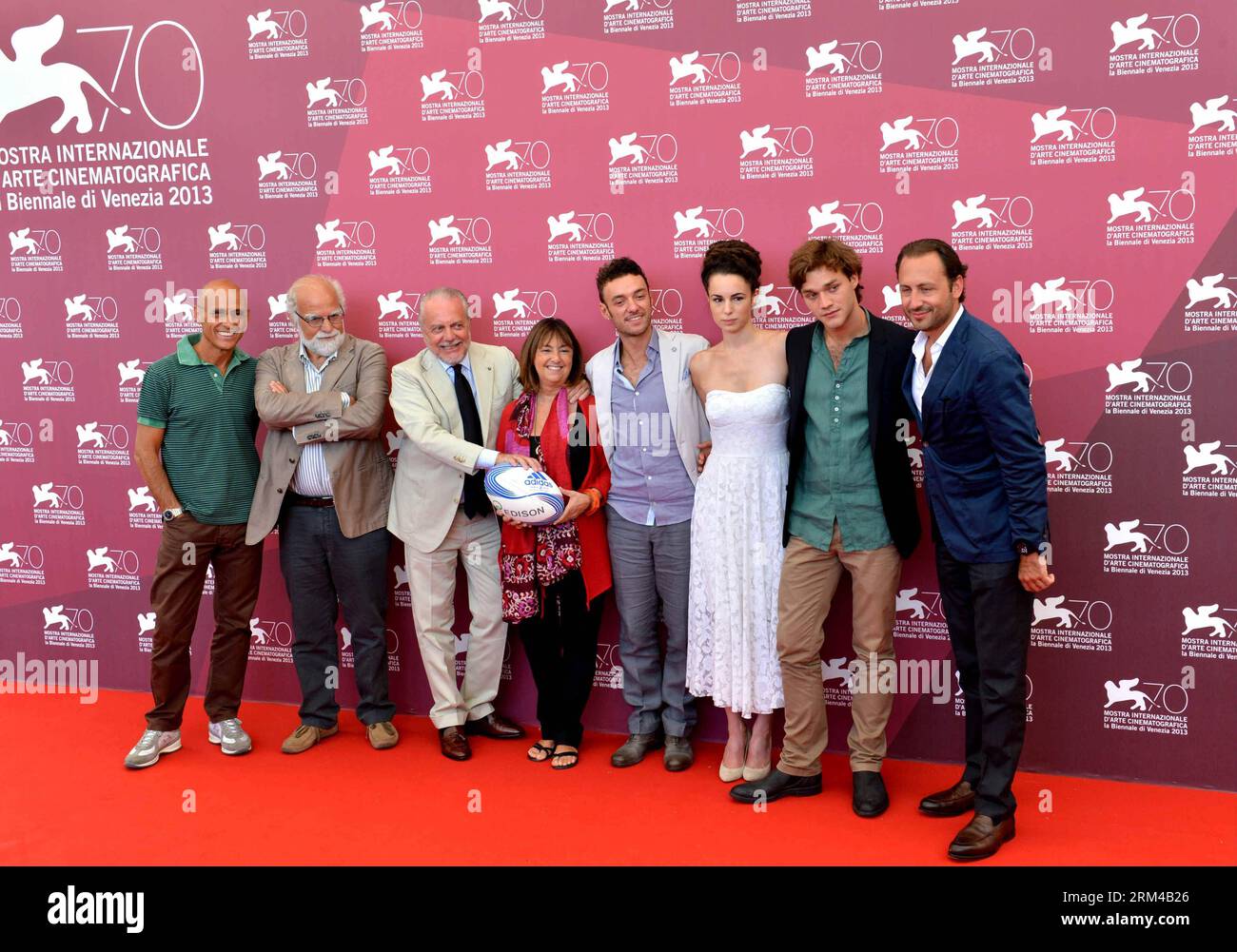 Bildnummer: 60417394 Datum: 31.08.2013 Copyright: imago/Xinhua (130831) -- VENEDIG, 31. August 2013 (Xinhua) -- italienischer Regisseur Enrico Maria Artale (4. R), Schauspielerin Margherita Laterza (3. R), Schauspieler Lorenzo Richelmy (2. R), Produzent Luigi de Laurentiis (1. R), Produzent Aurelio de Laurentiis (3. R) posieren Sie beim Fotocall von Il terzo Tempo während des 70. Filmfestivals in Venedig, Lido von Venedig, Italien, am 31. August 2013. (Xinhua/Xu Nizhi) ITALY-VENICE-FILM-FESTIVAL-IL TERZO TEMPO PUBLICATIONxNOTxINxCHN Kultur Entertainment People Film 70 Internationale Filmfestspiele Venedig Photocall Premiere x Stockfoto