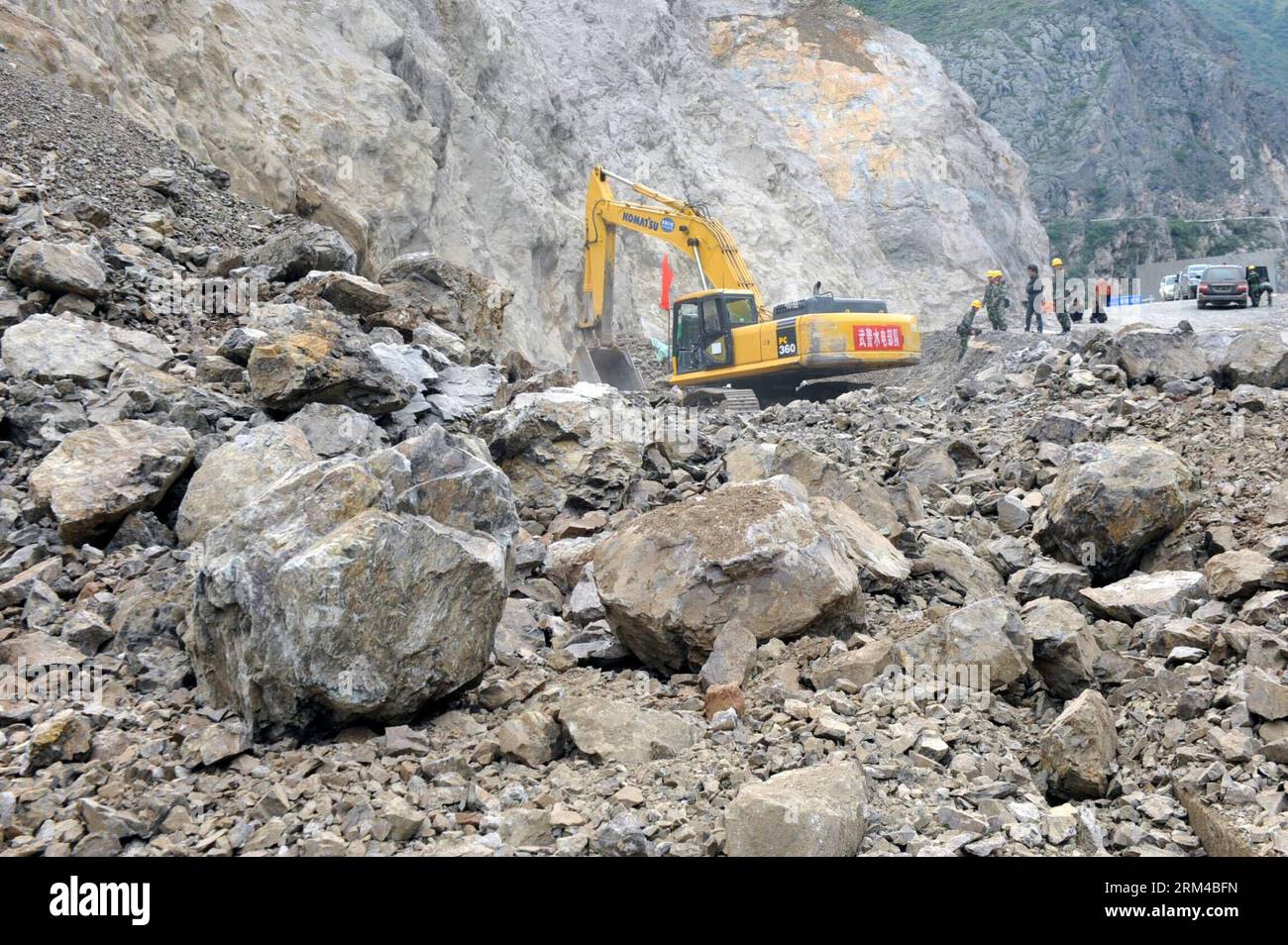 Bildnummer: 60418311 Datum: 01.09.2013 Copyright: imago/Xinhua ein Bagger repariert die Nationalstraße Nr. 214, die zum vom Beben heimgesuchten Benzilan Township von Shangri-La County, südwestchinesische Provinz Yunnan, 1. September 2013 führt. Ein Erdbeben mit einer Stärke von 5,9 drang am Samstagmorgen in die Provinzen Yunnan und Sichuan im Südwesten Chinas. Die durch Beben beschädigte Nationalstraße Nr. 214 wurde am Sonntag wieder eröffnet, nachdem sie durch Steinbrüche blockiert worden war. (Xinhua/Chen Haining) CHINA-YUNNAN-EARTHQUAKE-ROAD (CN) PUBLICATIONxNOTxINxCHN Gesellschaft x0x xsk 2013 quer 60418311 Datum 01 09 2013 Copyright Imago XINHUA an Bagger Stockfoto