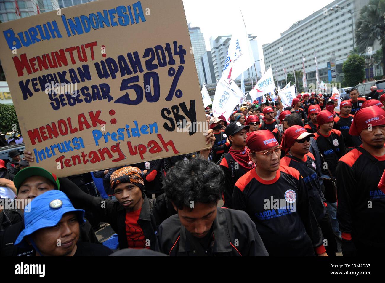 Bildnummer: 60436526 Datum: 05.09.2013 Copyright: imago/Xinhua (130905) -- JAKARTA, 5. September 2013 (Xinhua) -- Demonstranten verschiedener indonesischer Arbeitsorganisationen halten während einer Kundgebung, bei der die Erhöhung der Lebenshaltungslöhne für Jakarta-Arbeiter gefordert wird, am 5. September 2013 in Jakarta ein Plakat. (Xinhua/Veri Sanovri) INDONESIA-JAKARTA-LABOR-RALLY PUBLICATIONxNOTxINxCHN Politik Demo Protest Löhne xns x0x 2013 quer premiumd 60436526 Datum 05 09 2013 Copyright Imago XINHUA Jakarta 5. September 2013 XINHUA-Demonstranten verschiedener indonesischer Labororganisationen halten sich während einer Rallye auf, bei der die Erhöhung des Lebensunterhalts von W gefordert wird Stockfoto