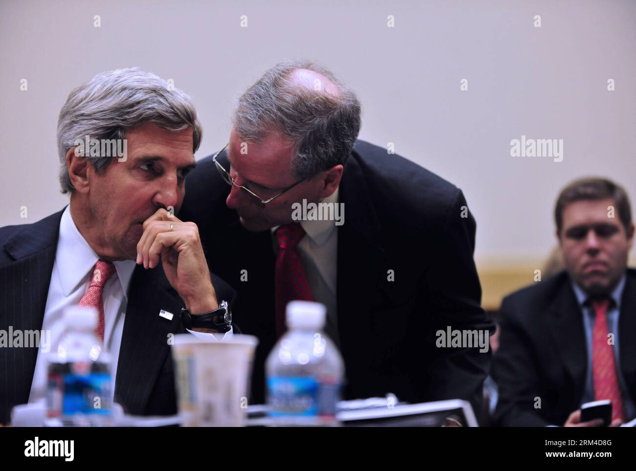 Bildnummer: 60435865 Datum: 04.09.2013 Copyright: imago/Xinhua WASHINGTON, 4. September 2013 (Xinhua) -- US-Außenminister John Kerry (L) spricht mit US-Botschafter in Syrien Robert Ford während einer Anhörung des Repräsentantenhauses über Syrien auf dem Kapitol Hill in Washington, 4. September 2013. US-Außenminister JohnKerry und Verteidigungsminister ChuckHagel berichteten am Mittwoch in einem Repräsentantenhaus über Syrien, um Präsident BarackObamas Plan für einen Strafschlag gegen die Regierung von BasharalAssad wegen angeblichen Einsatzes chemischer Waffen zu verkaufen. (Xinhua/Wang Yi ou) (jbg Stockfoto