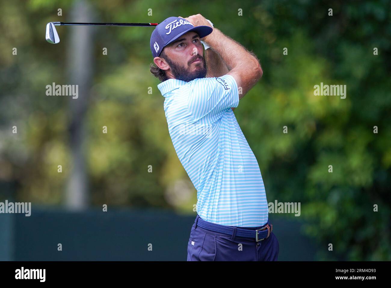 Atlanta, Georgia, USA. 26. August 2023. Max Homa spielt beim zweiten Loch in der dritten Runde der TOUR Championship im East Lake Golf Club ab. (Bild: © Debby Wong/ZUMA Press Wire) NUR REDAKTIONELLE VERWENDUNG! Nicht für kommerzielle ZWECKE! Quelle: ZUMA Press, Inc./Alamy Live News Stockfoto